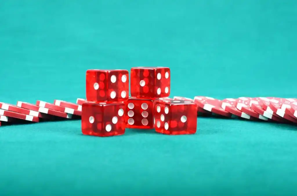 Antarmuka aplikasi dewanusa di layar Android menampilkan menu sportsbook dan live casino